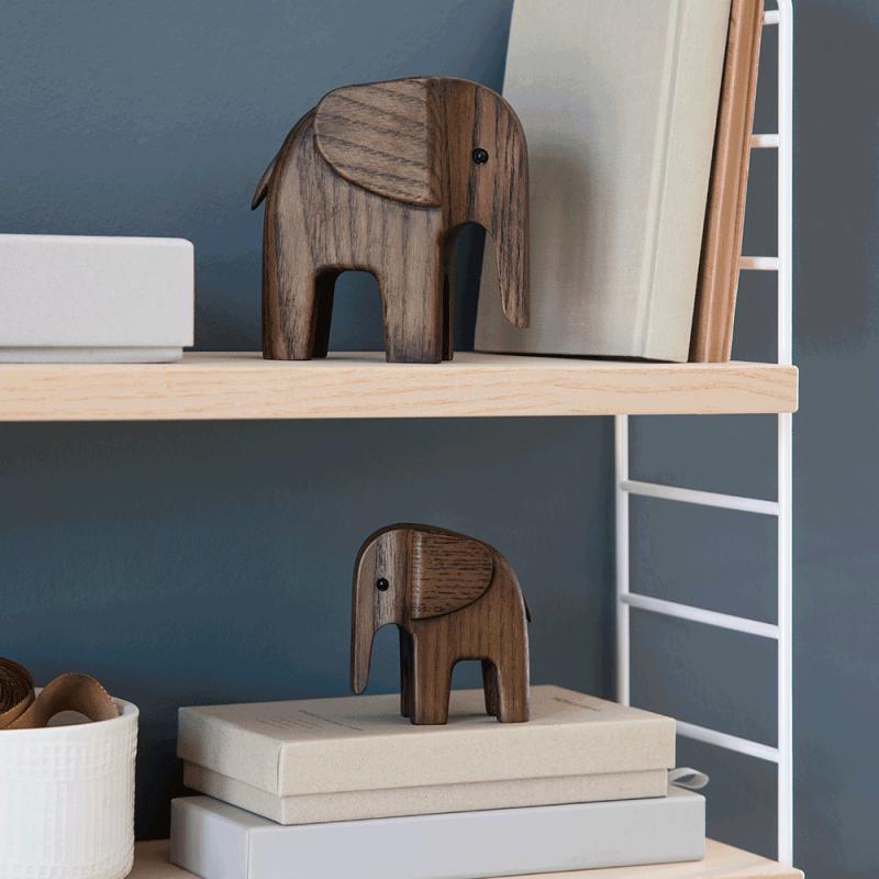 Baby Elefant i reol Røgbejset ask