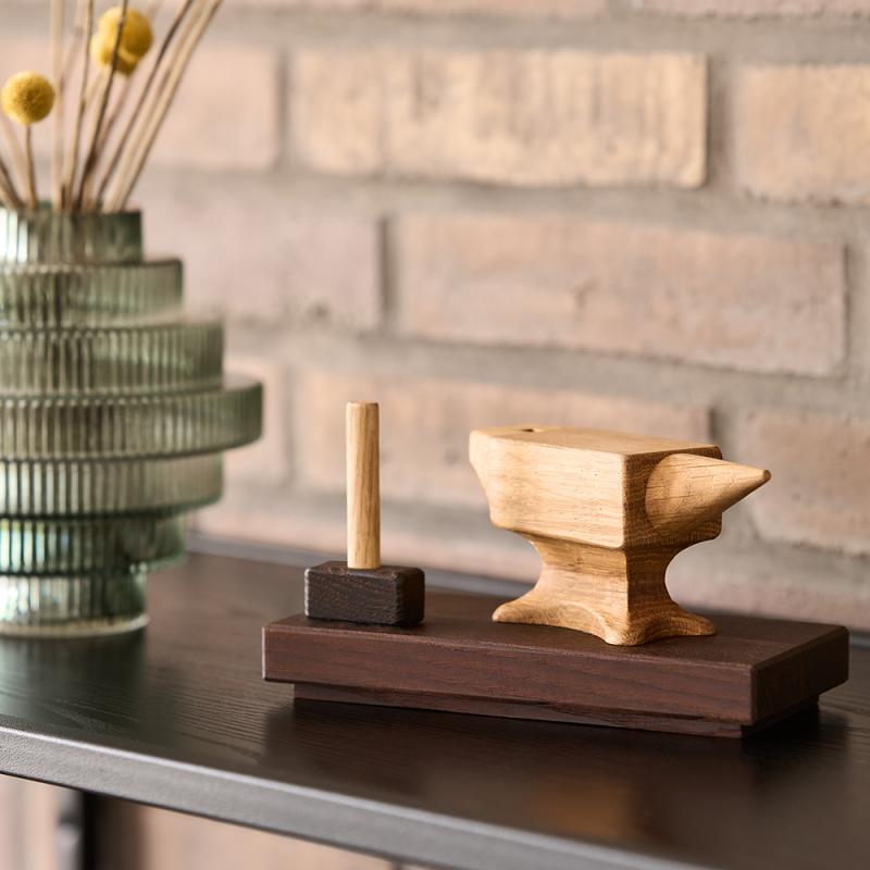 Gave til smeden smukt i træ