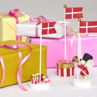 Bordpynt, Flag med stor pakke fra Kids by Friis
