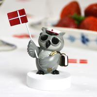 Studentgave, Ugle til student bog, flag og rød hue