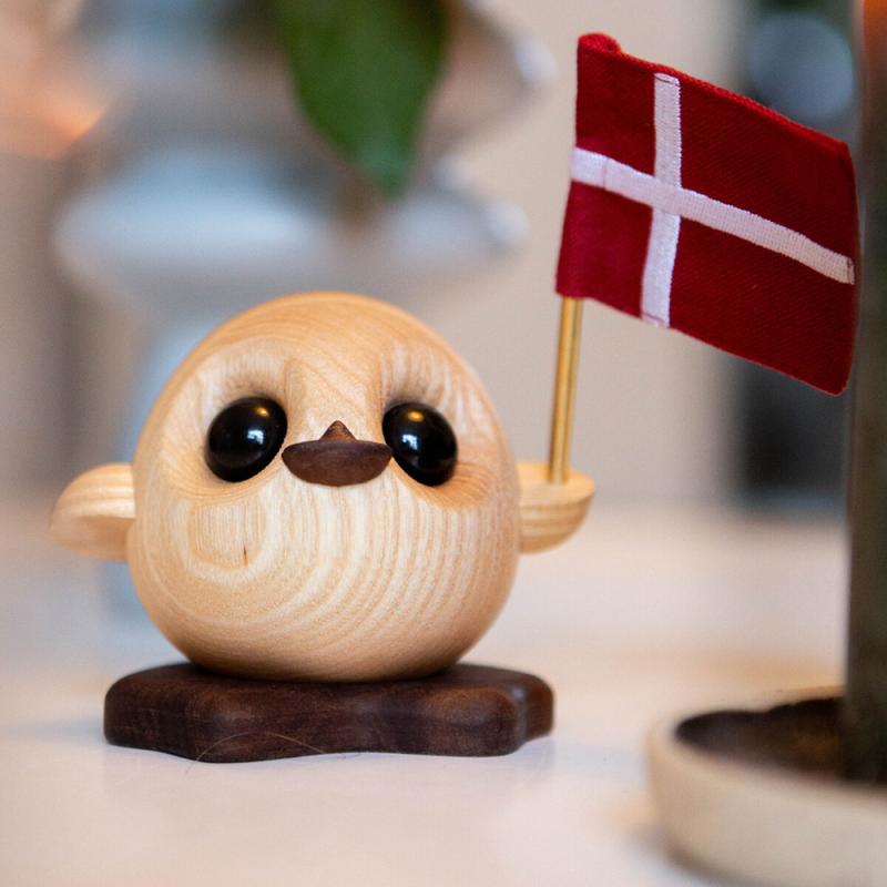 Villy the duckling med flag, 10 cm fra FableWood